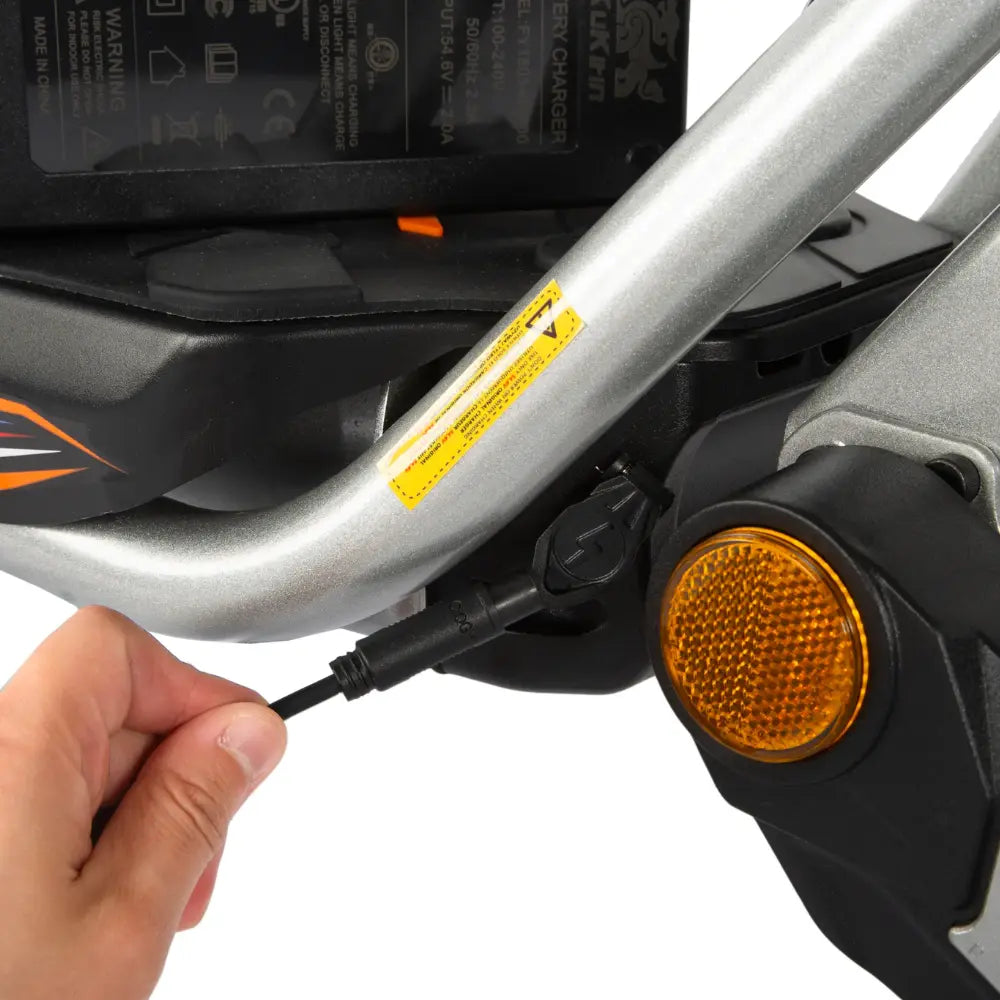 kukirin-a1-elektricheska-trotinetka-zarqdka-usb-port-reflektor-detail.webp