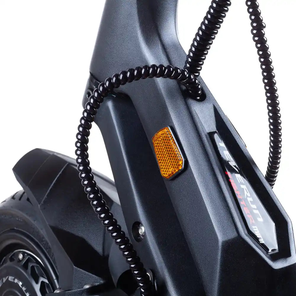 teverun-fighter-mini-elektricheska-trotinetka-predna-chast-svetlootrazitel-kabel_webp