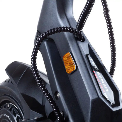 teverun-fighter-mini-elektricheska-trotinetka-predna-chast-svetlootrazitel-kabel_webp